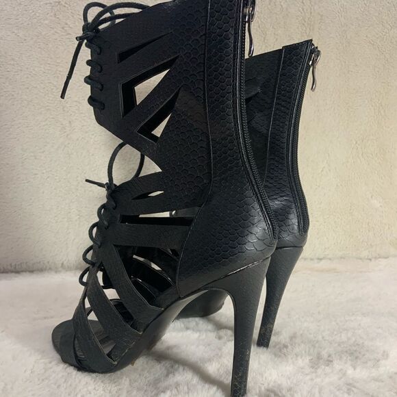 COPY - ⭐️Missguided women’s size 7 black lace up heels - Picture 2 of 3
